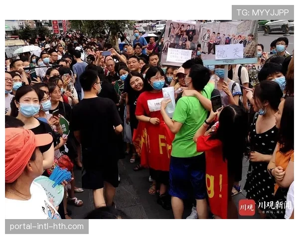 镜头捕捉到场边广告牌出现球迷众筹生日祝福广告 镜头捕捉到场边广告牌出现球迷众筹生日祝福广告